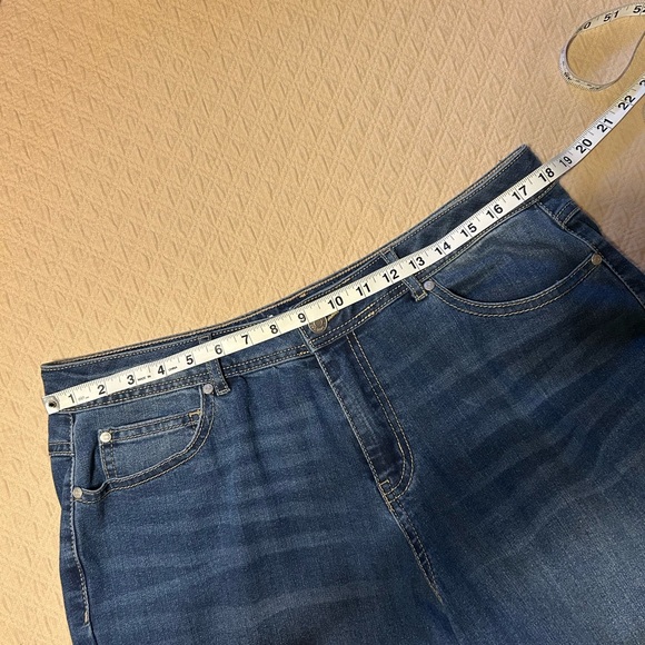 Elegant Dark Blue Flare Jeans with Embellishments - Picture 3 of 4